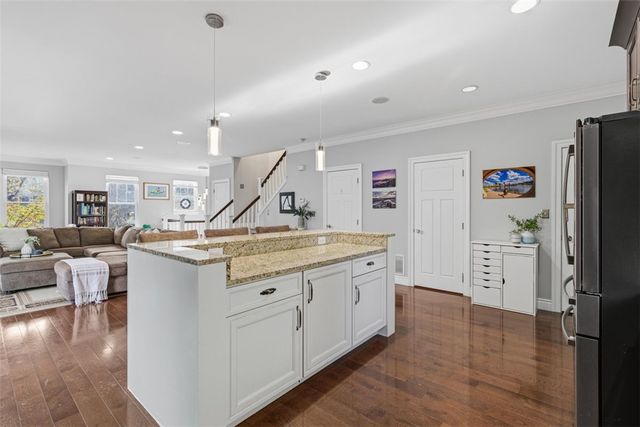 154 Sweetbriar Village Trl, Mt Washington, PA 15211