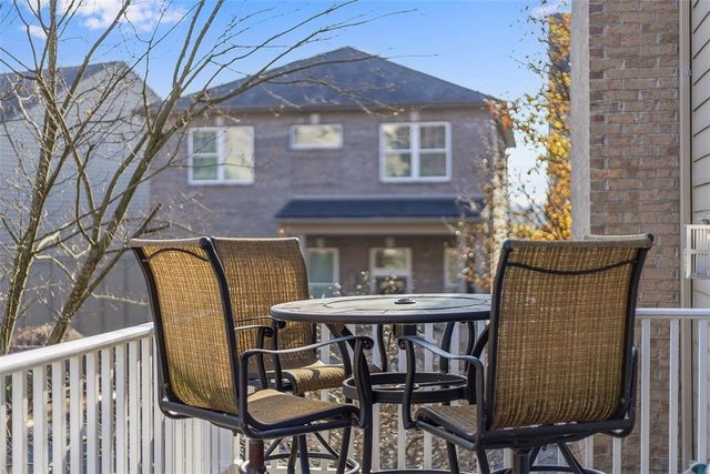 154 Sweetbriar Village Trl, Mt Washington, PA 15211