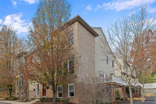 154 Sweetbriar Village Trl, Mt Washington, PA 15211