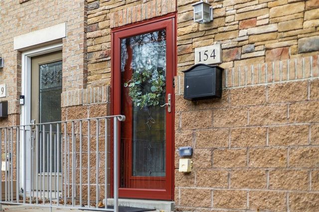 154 Sweetbriar Village Trl, Mt Washington, PA 15211