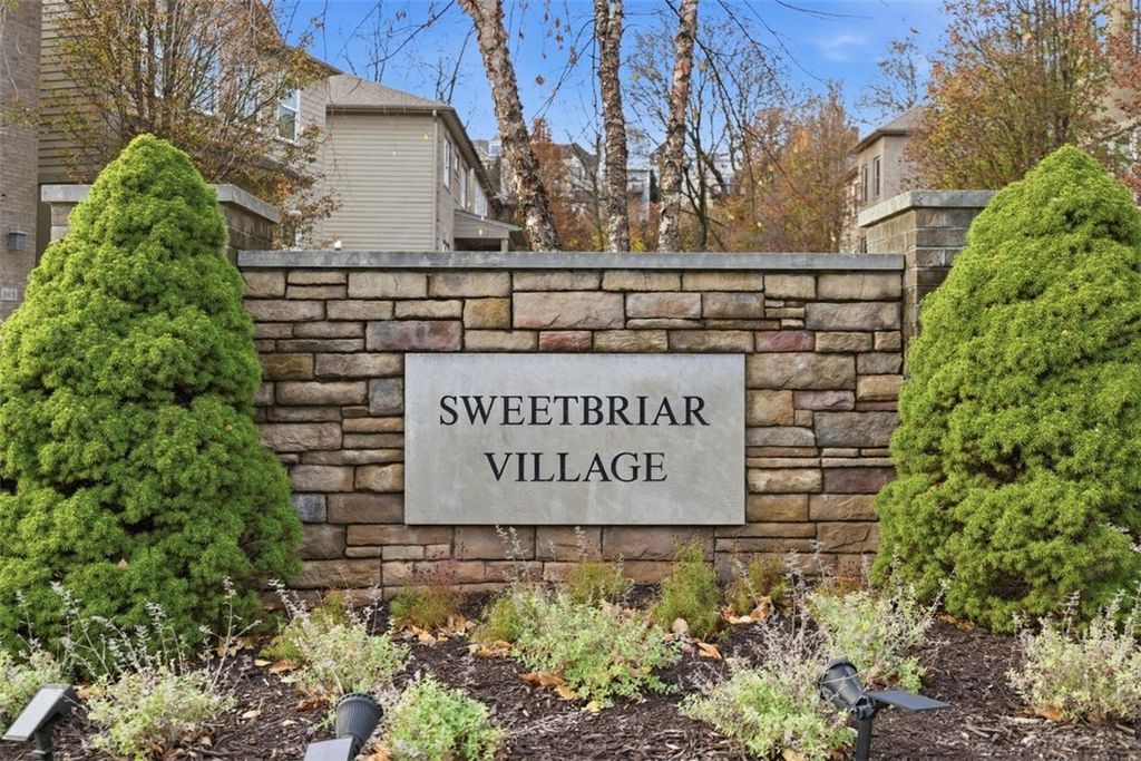154 Sweetbriar Village Trl, Mt Washington, PA 15211