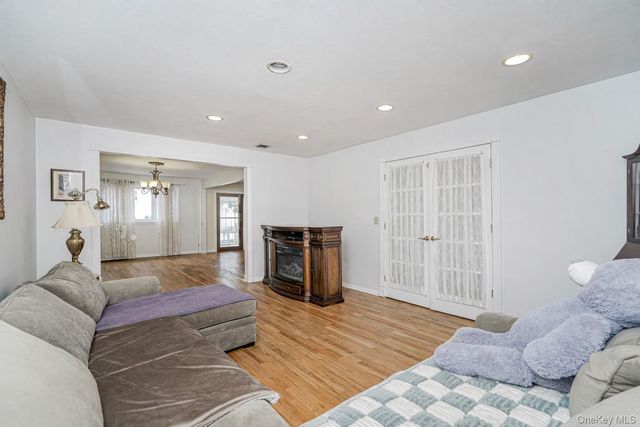 36 Ashwood Court, Staten Island, NY 10308