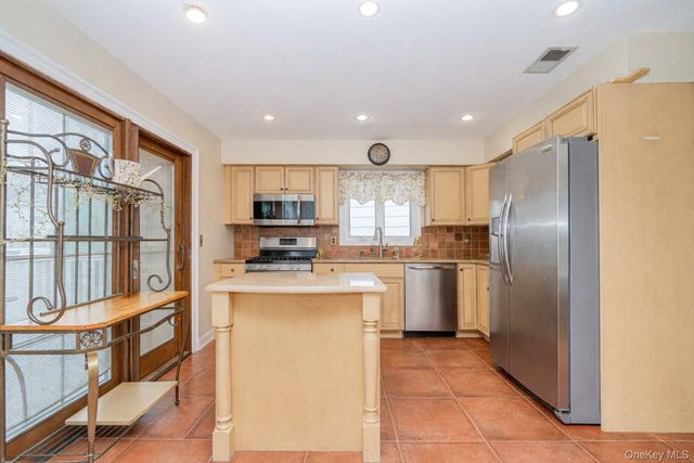 36 Ashwood Court, Staten Island, NY 10308