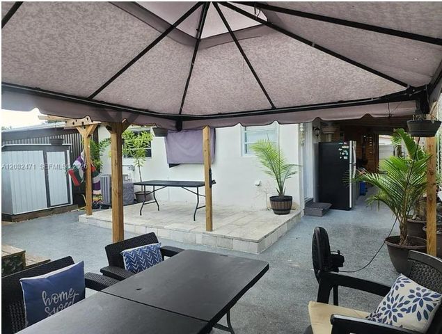 11267 SW 7th St, Sweetwater, FL 33174