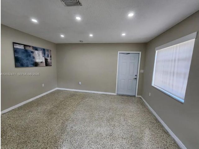11267 SW 7th St, Sweetwater, FL 33174