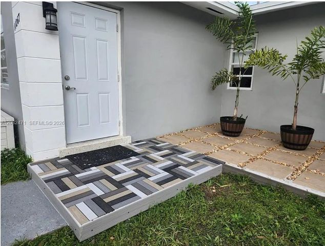 11267 SW 7th St, Sweetwater, FL 33174