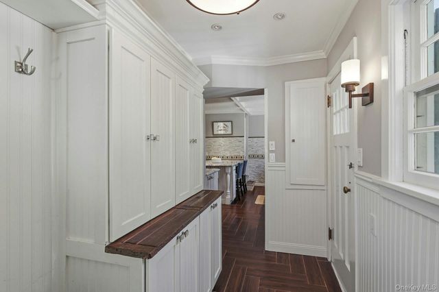 6 Janssen Drive, Manhasset, NY 11030