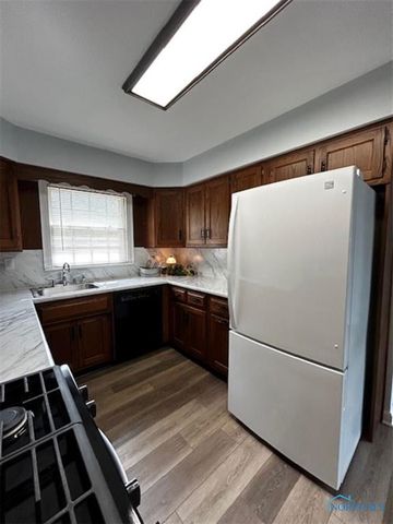 817 Oakwood Avenue, Bryan, OH 43506