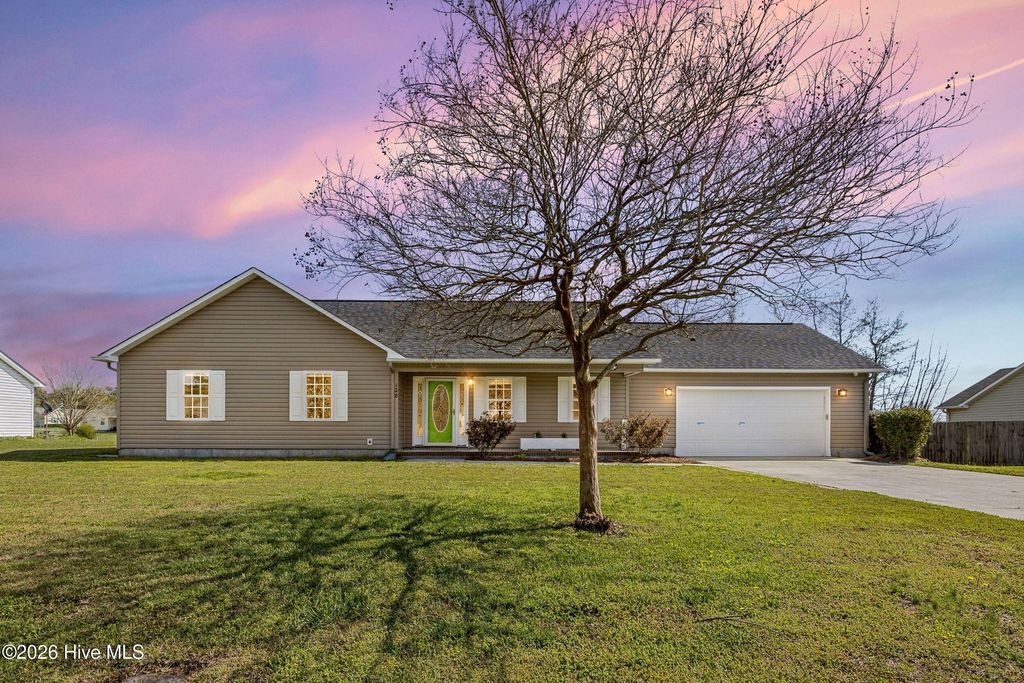 128 Airleigh Place, Richlands, NC 28574