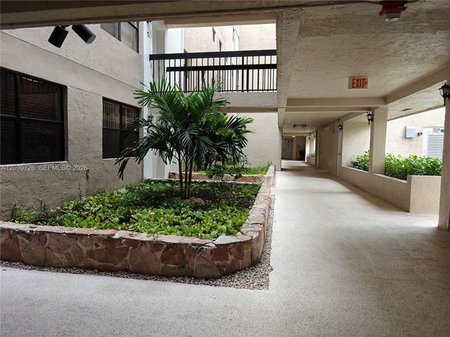 601 Ives Dairy Rd 101-8, Miami, FL 33179
