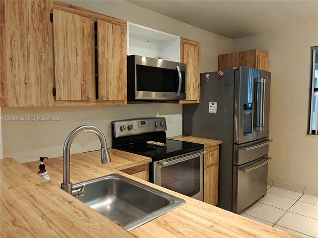 601 Ives Dairy Rd 101-8, Miami, FL 33179