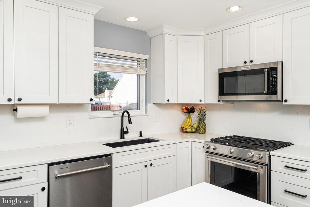 200 CUTTER LN, Manahawkin, NJ 08050