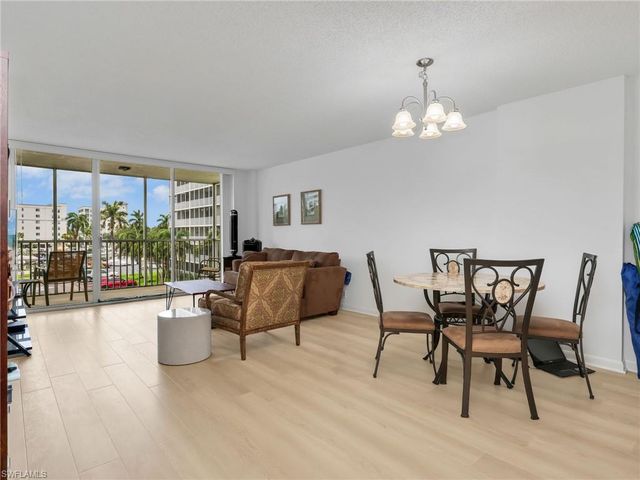 5 Bluebill AVE 312, Naples, FL 34108