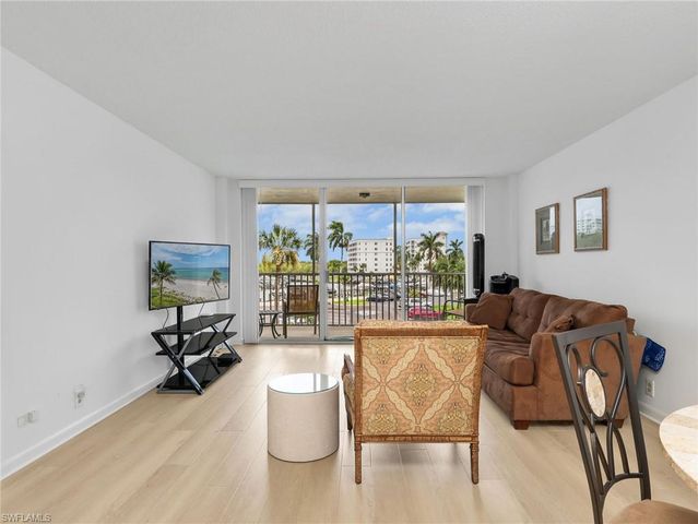 5 Bluebill AVE 312, Naples, FL 34108