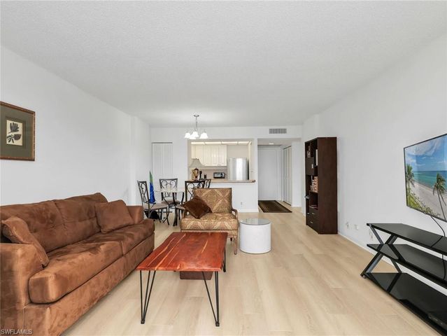 5 Bluebill AVE 312, Naples, FL 34108