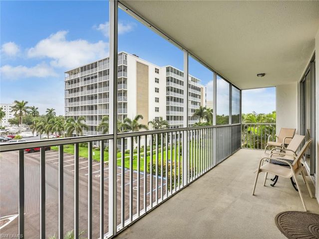 5 Bluebill AVE 312, Naples, FL 34108