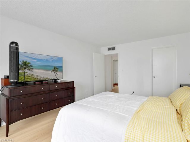 5 Bluebill AVE 312, Naples, FL 34108