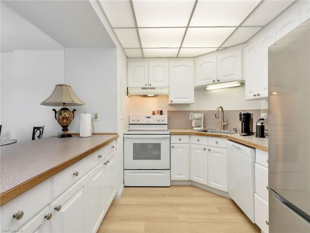 5 Bluebill AVE 312, Naples, FL 34108