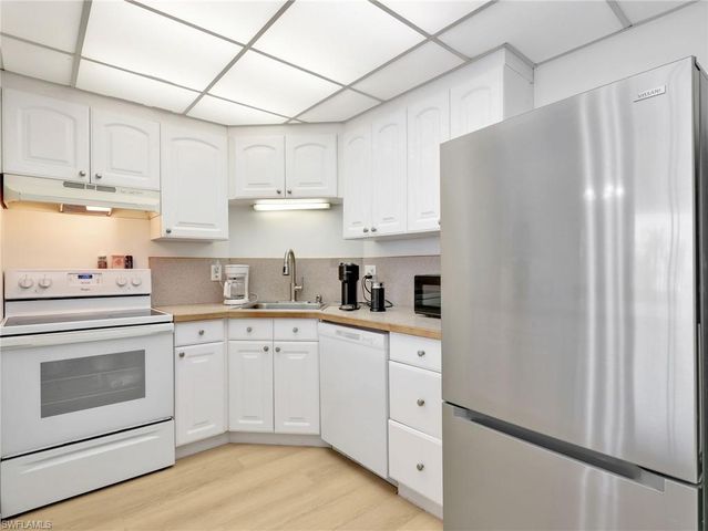 5 Bluebill AVE 312, Naples, FL 34108