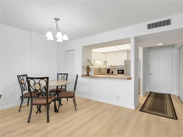 5 Bluebill AVE 312, Naples, FL 34108