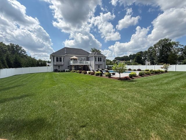 14 Stone Ridge Dr, Seekonk, MA 02771