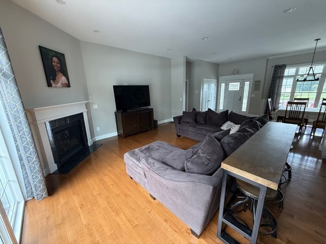14 Stone Ridge Dr, Seekonk, MA 02771