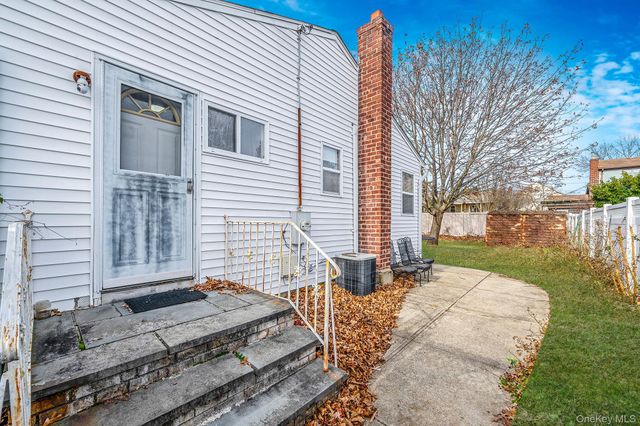 171 N Oak Street, North Massapequa, NY 11758