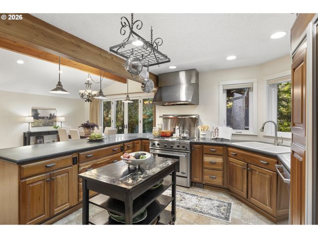 4520 CALAROGA Dr, West Linn, OR 97068