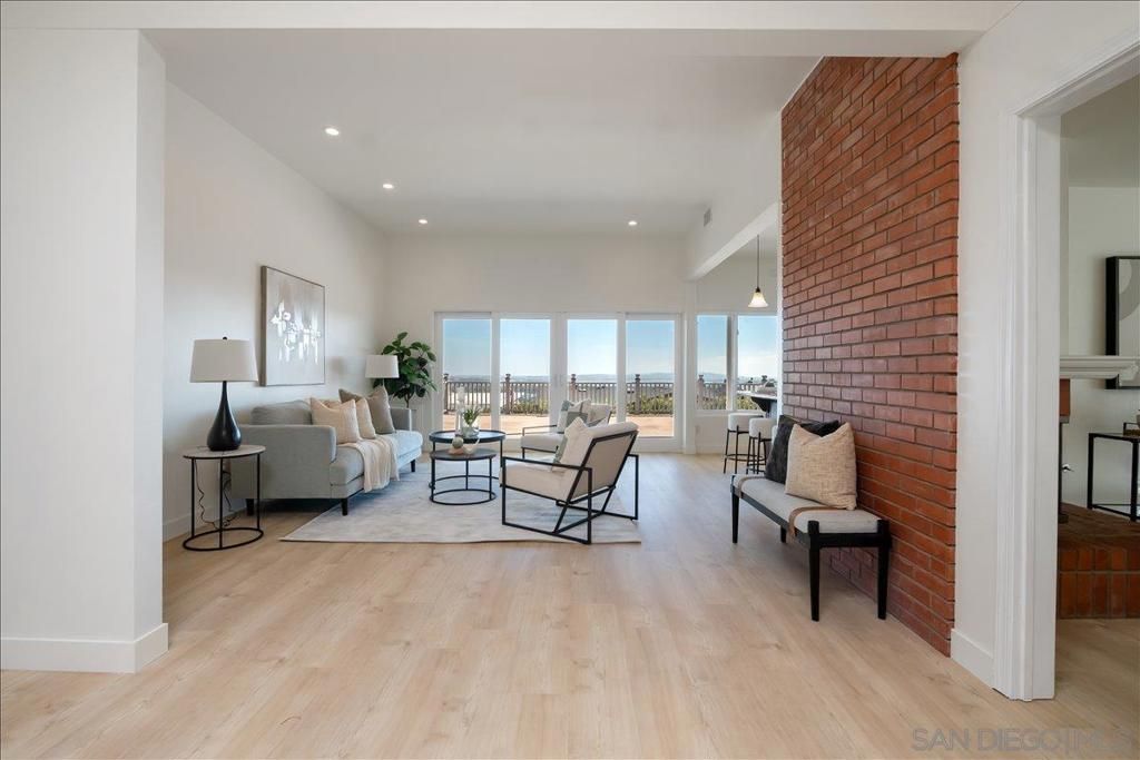 Image 10 of property listing at 3027 Hunrichs Way, San Diego, CA 92117