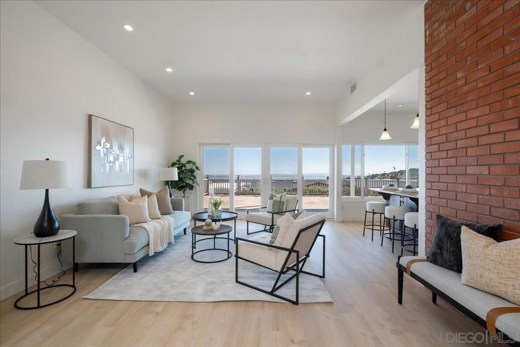 Image 11 of property listing at 3027 Hunrichs Way, San Diego, CA 92117