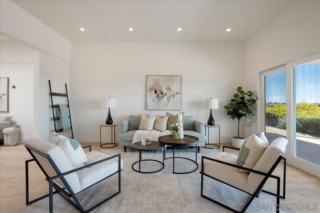 Image 13 of property listing at 3027 Hunrichs Way, San Diego, CA 92117