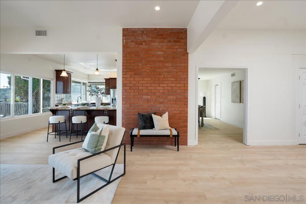 Image 14 of property listing at 3027 Hunrichs Way, San Diego, CA 92117