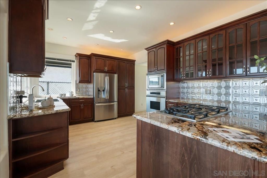 Image 16 of property listing at 3027 Hunrichs Way, San Diego, CA 92117