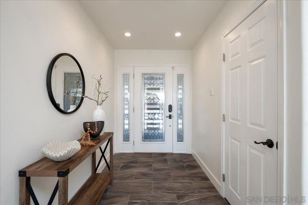 Image 7 of property listing at 3027 Hunrichs Way, San Diego, CA 92117