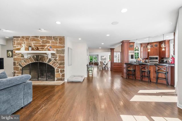 810 JOSHUA CT, Moorestown, NJ 08057