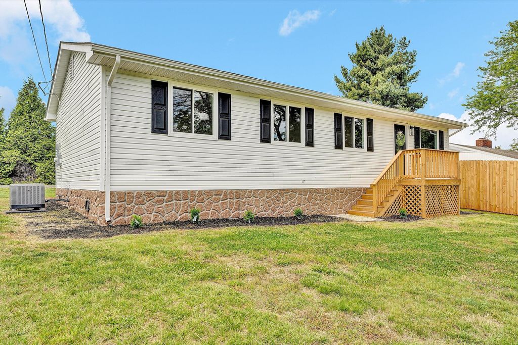 30 Grayson ST, Rocky Mount, VA 24151