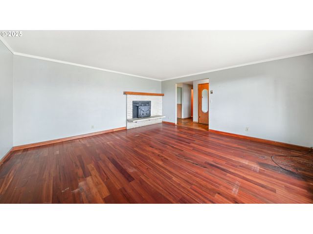 922 S 38TH St, Springfield, OR 97478