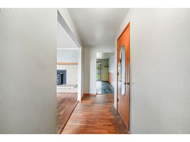 922 S 38TH St, Springfield, OR 97478