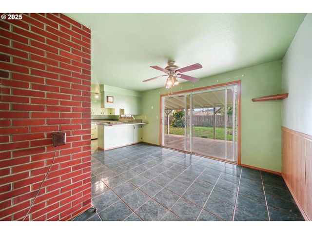 922 S 38TH St, Springfield, OR 97478