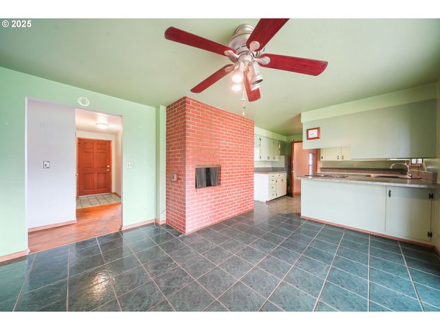 922 S 38TH St, Springfield, OR 97478