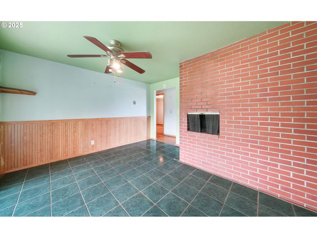 922 S 38TH St, Springfield, OR 97478