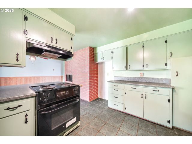 922 S 38TH St, Springfield, OR 97478