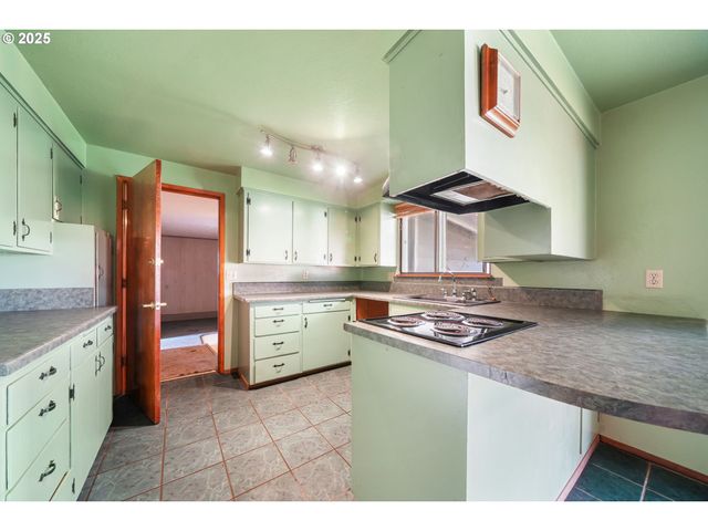 922 S 38TH St, Springfield, OR 97478