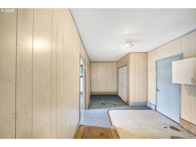 922 S 38TH St, Springfield, OR 97478