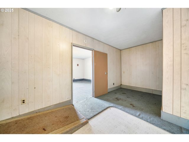 922 S 38TH St, Springfield, OR 97478