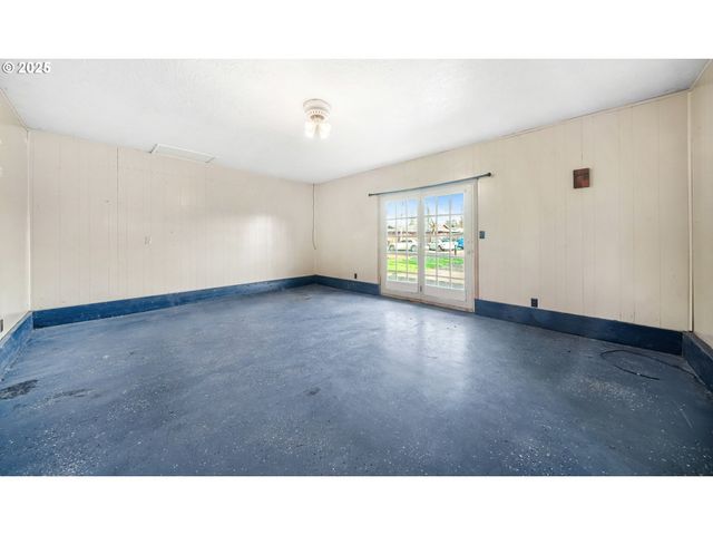 922 S 38TH St, Springfield, OR 97478