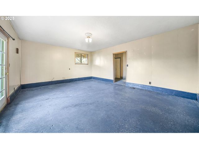 922 S 38TH St, Springfield, OR 97478