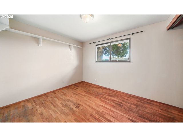 922 S 38TH St, Springfield, OR 97478