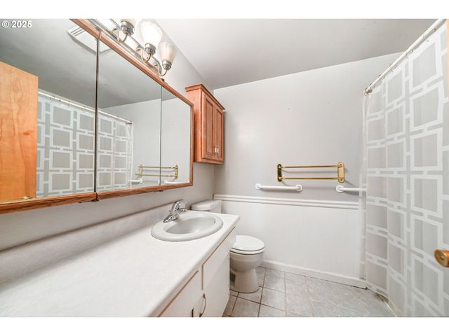 922 S 38TH St, Springfield, OR 97478