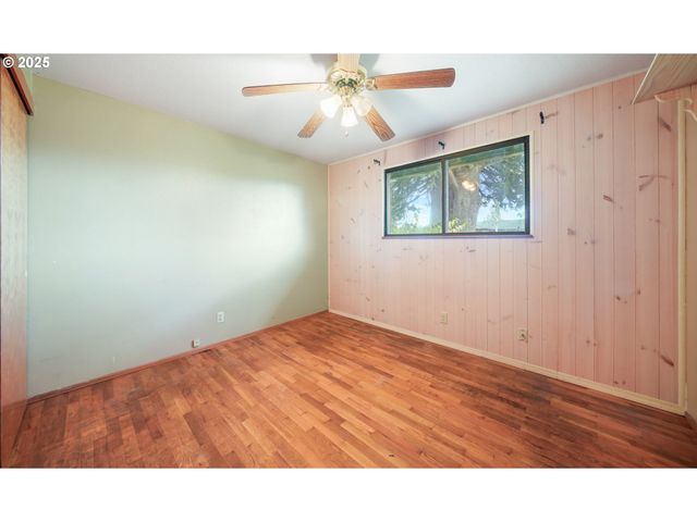 922 S 38TH St, Springfield, OR 97478